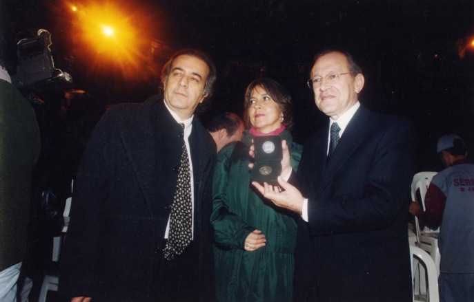 Salomón Lerner Cebres y la Directora General de la UNESCO entregando la medalla Fellini a Edgar Saba