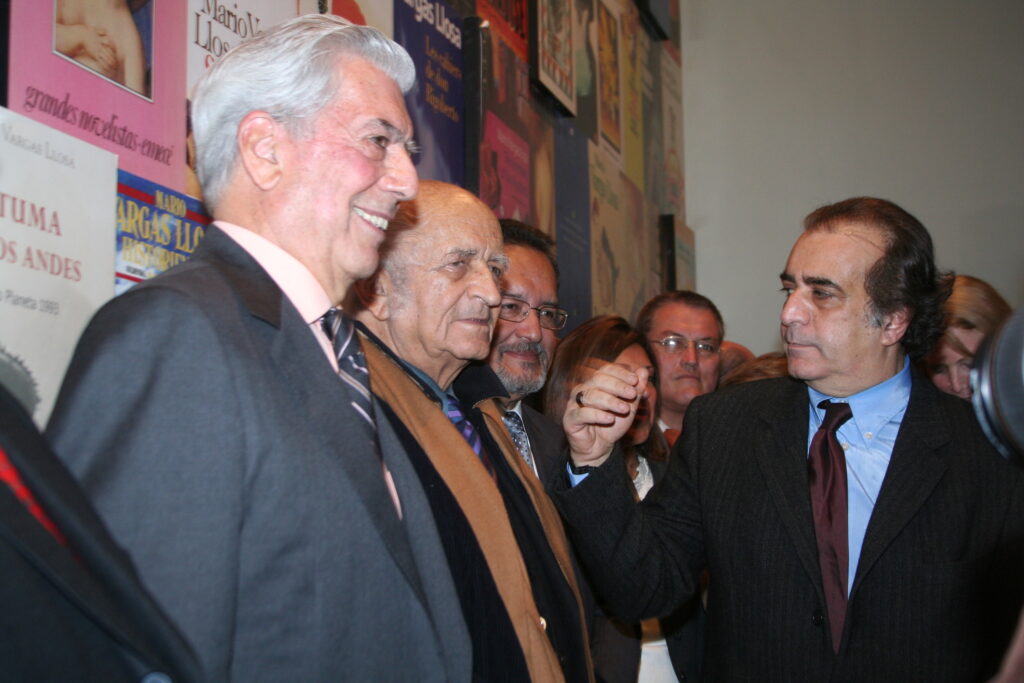 Edgar Saba, Fernando de Syzlo y Mario Vargas Llosa en la Exposición Mundial sobre la vida y obra de Mario Vargas Llosa