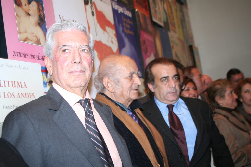 Edgar Saba, Fernando de Syzlo y Mario Vargas Llosa en la Exposición Mundial sobre la vida y obra de Mario Vargas Llosa