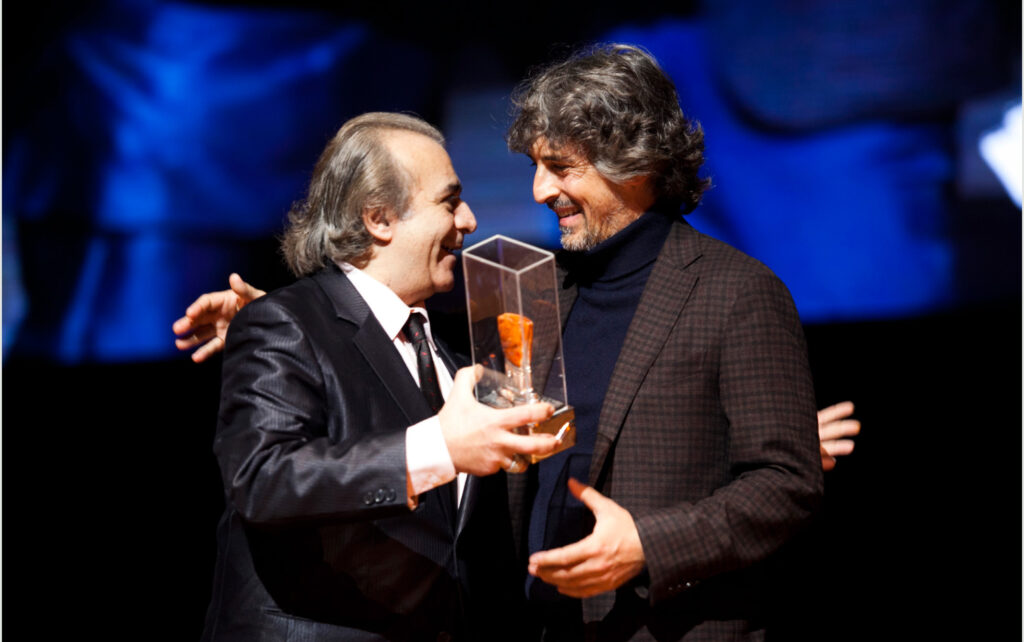 Edgar Saba con Alexander Payne en su homenaje en el Festival de Cine de Lima