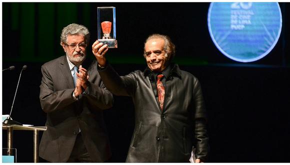 Edgar Saba recibiendo el premio Spodilous por su trabajo como Director del Festival de Cine de Lima durante 20 años